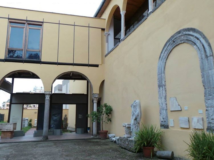 Lapidario nel giardino del Museo