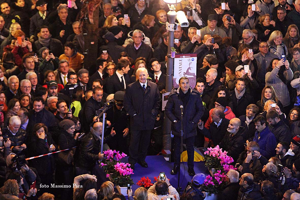 Si accendono le opere natalizie di Luci d'Artista: Albero di Natale, Foresta di Ghiaccio e Slitta