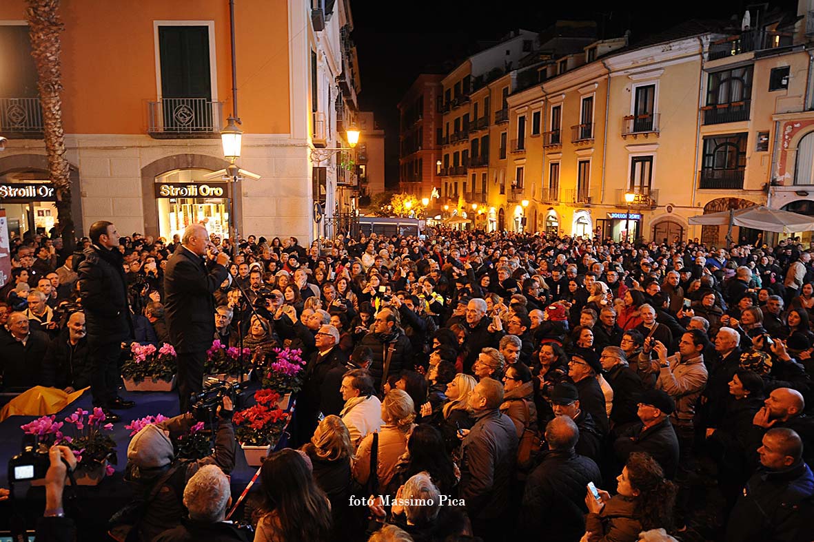 Si accendono le opere natalizie di Luci d'Artista: Albero di Natale, Foresta di Ghiaccio e Slitta