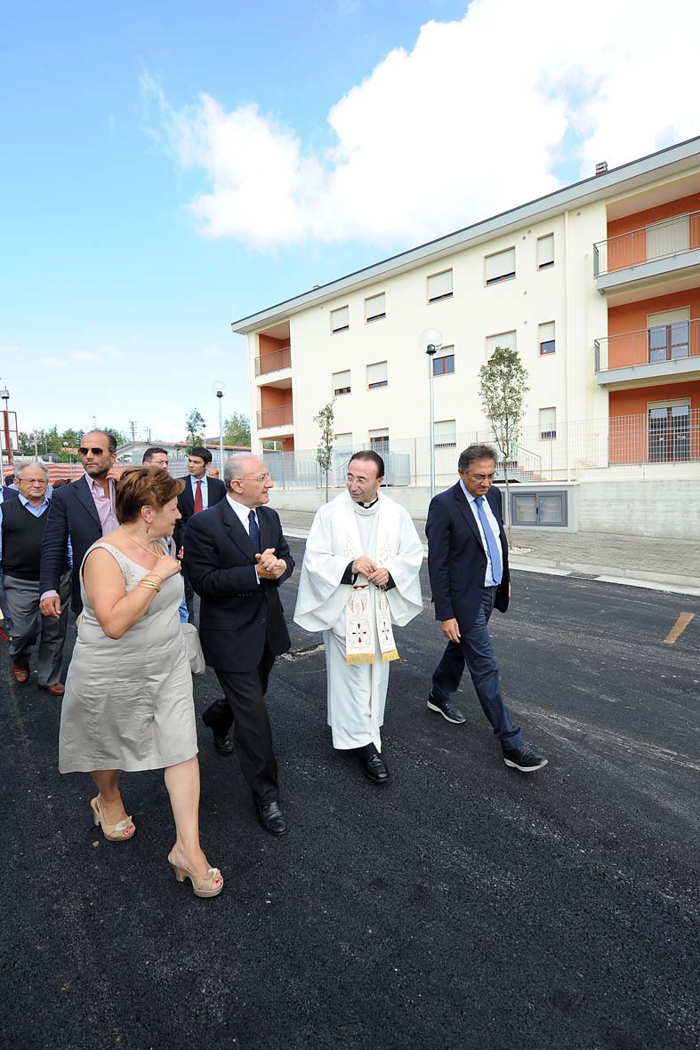 Il Sindaco De Luca inaugura i nuovi alloggi a Rufoli
