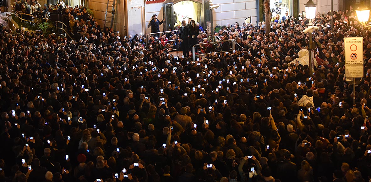 Si illuminano le opere natalizie di Luci d'Artista