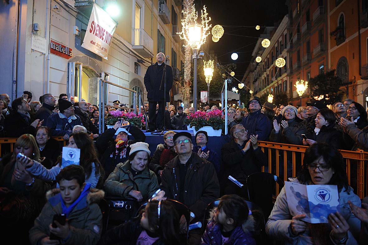 Si illuminano le opere natalizie di Luci d'Artista