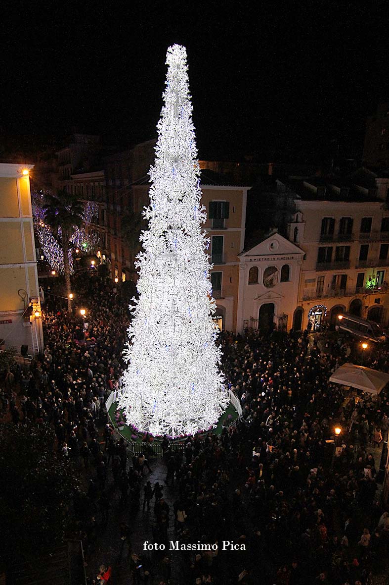Si accendono le opere natalizie di Luci d'Artista: Albero di Natale, Foresta di Ghiaccio e Slitta