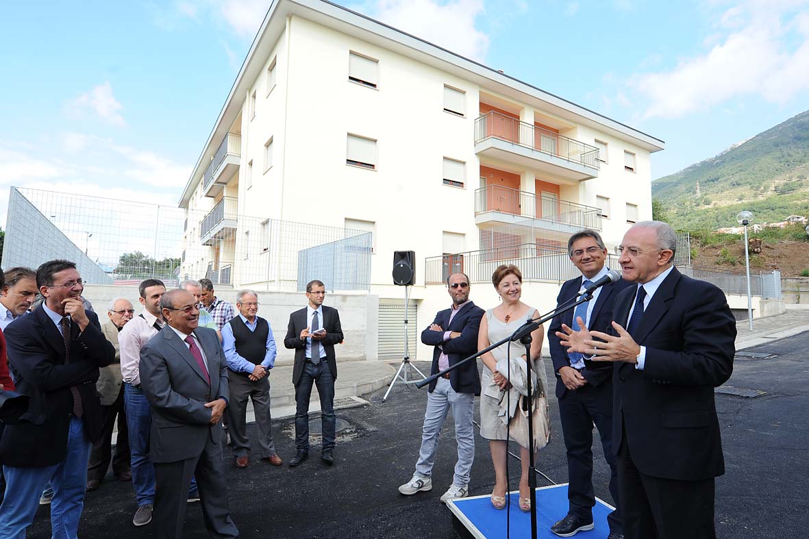 Il Sindaco De Luca inaugura i nuovi alloggi a Rufoli
