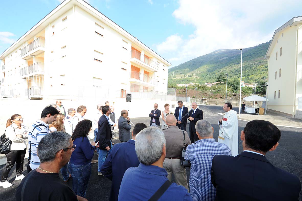 Il Sindaco De Luca inaugura i nuovi alloggi a Rufoli