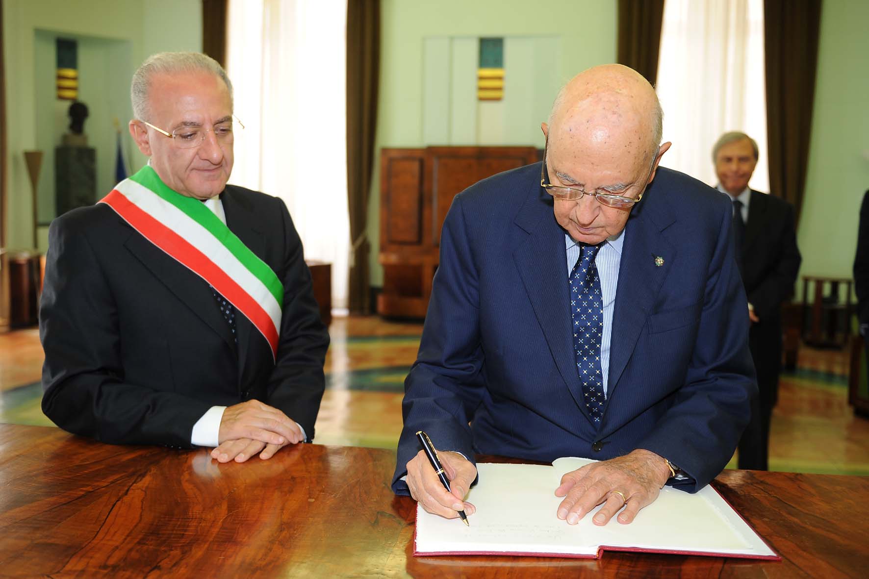SALERNO saluta il Presidente della Repubblica GIORGIO NAPOLITANO. Palazzo di Citta', martedi' 14 settembre 2010