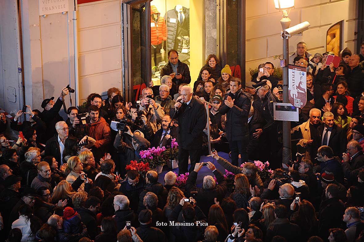 Si accendono le opere natalizie di Luci d'Artista: Albero di Natale, Foresta di Ghiaccio e Slitta