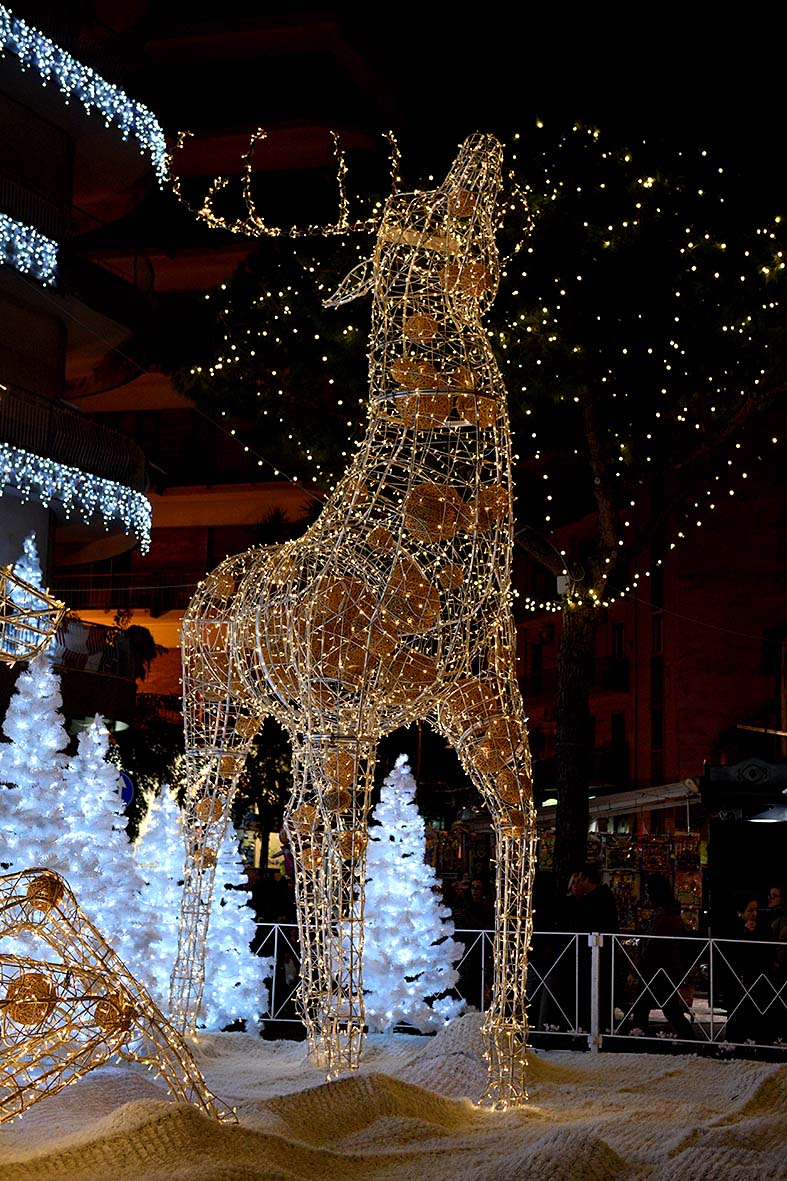 Si illuminano le opere natalizie di Luci d'Artista