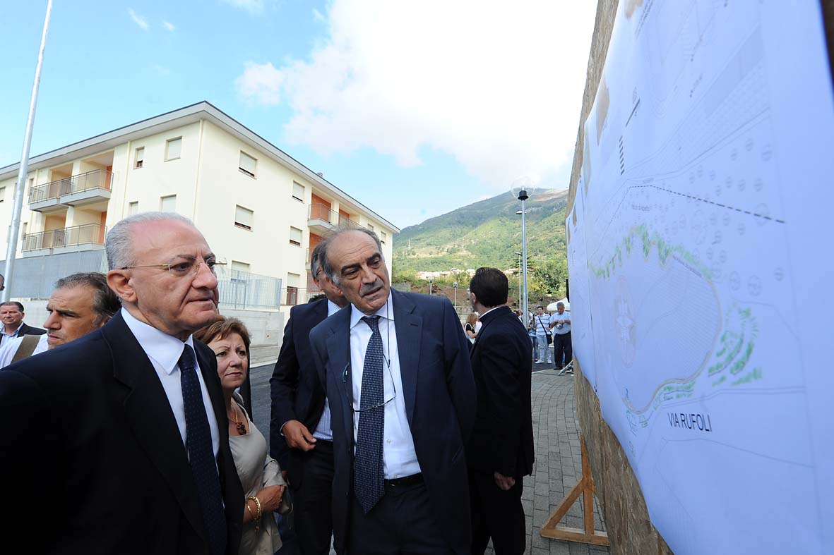Il Sindaco De Luca inaugura i nuovi alloggi a Rufoli