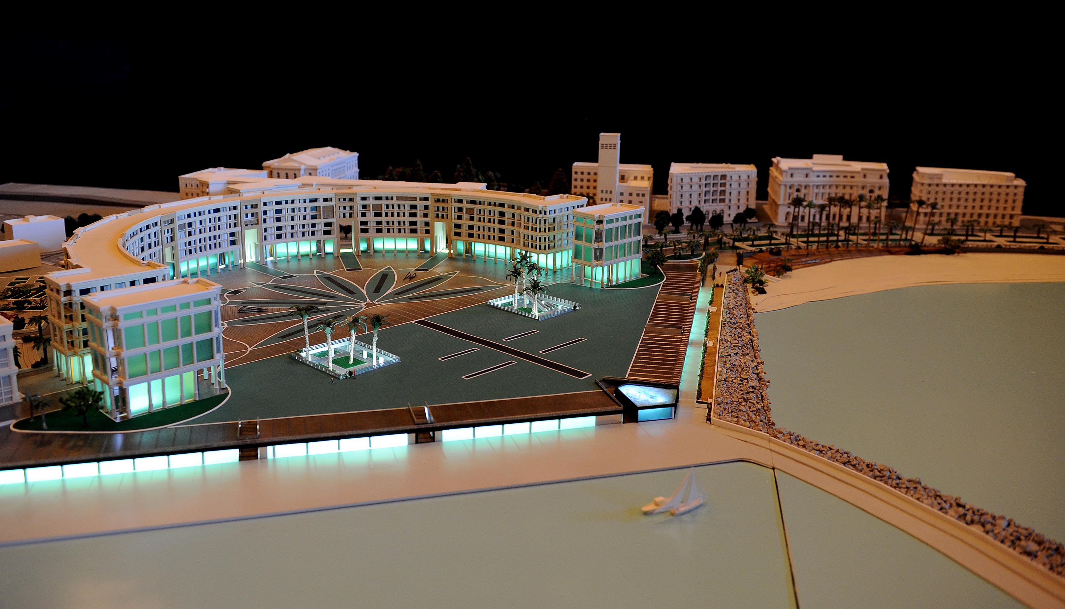 Esposto in Piazza Portanova il nuovo plastico del Crescent e di Piazza della Liberta' 