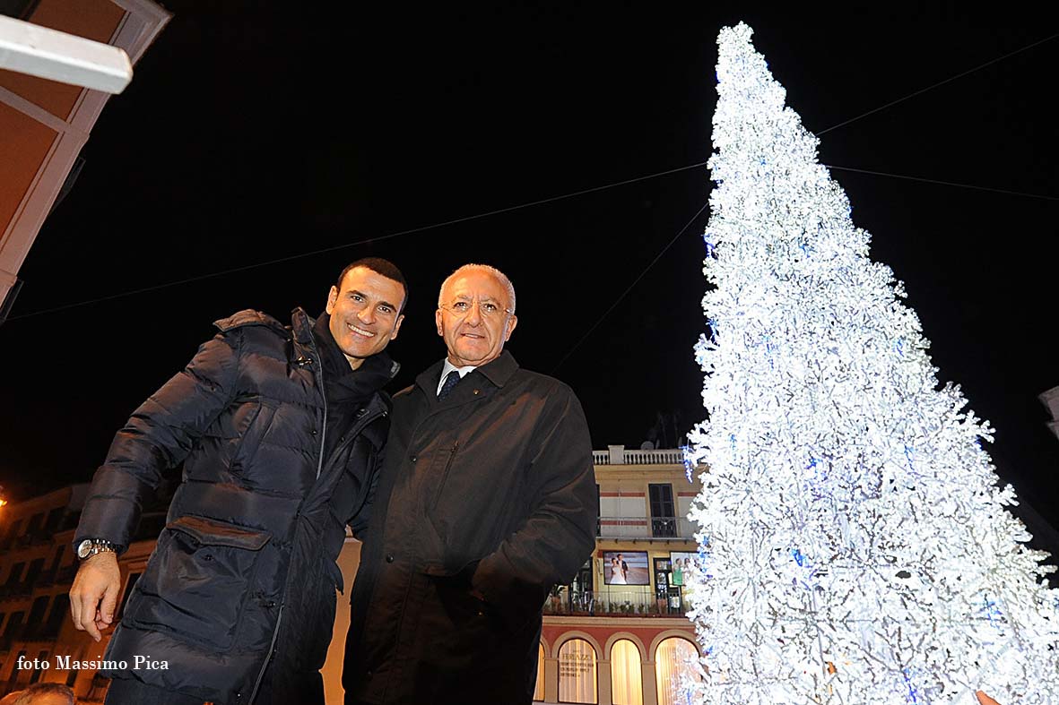 Si accendono le opere natalizie di Luci d'Artista: Albero di Natale, Foresta di Ghiaccio e Slitta