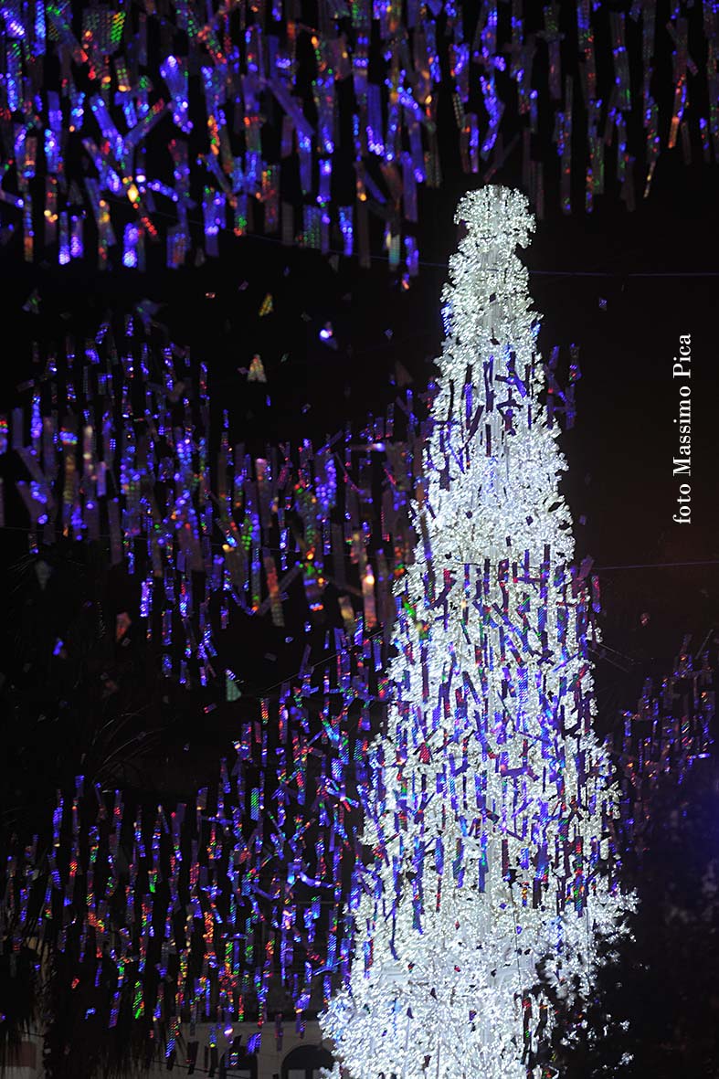 Si accendono le opere natalizie di Luci d'Artista: Albero di Natale, Foresta di Ghiaccio e Slitta
