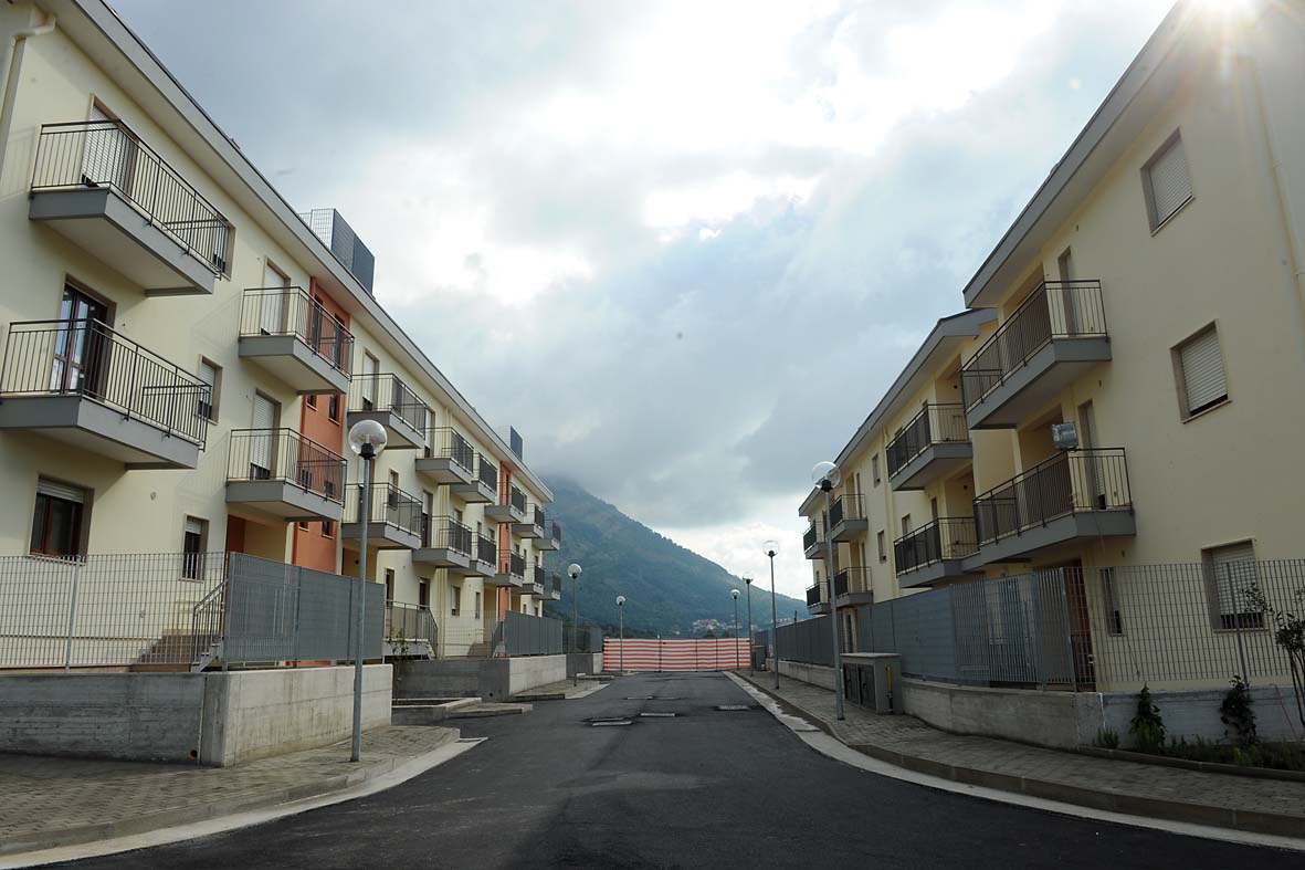 Il Sindaco De Luca inaugura i nuovi alloggi a Rufoli