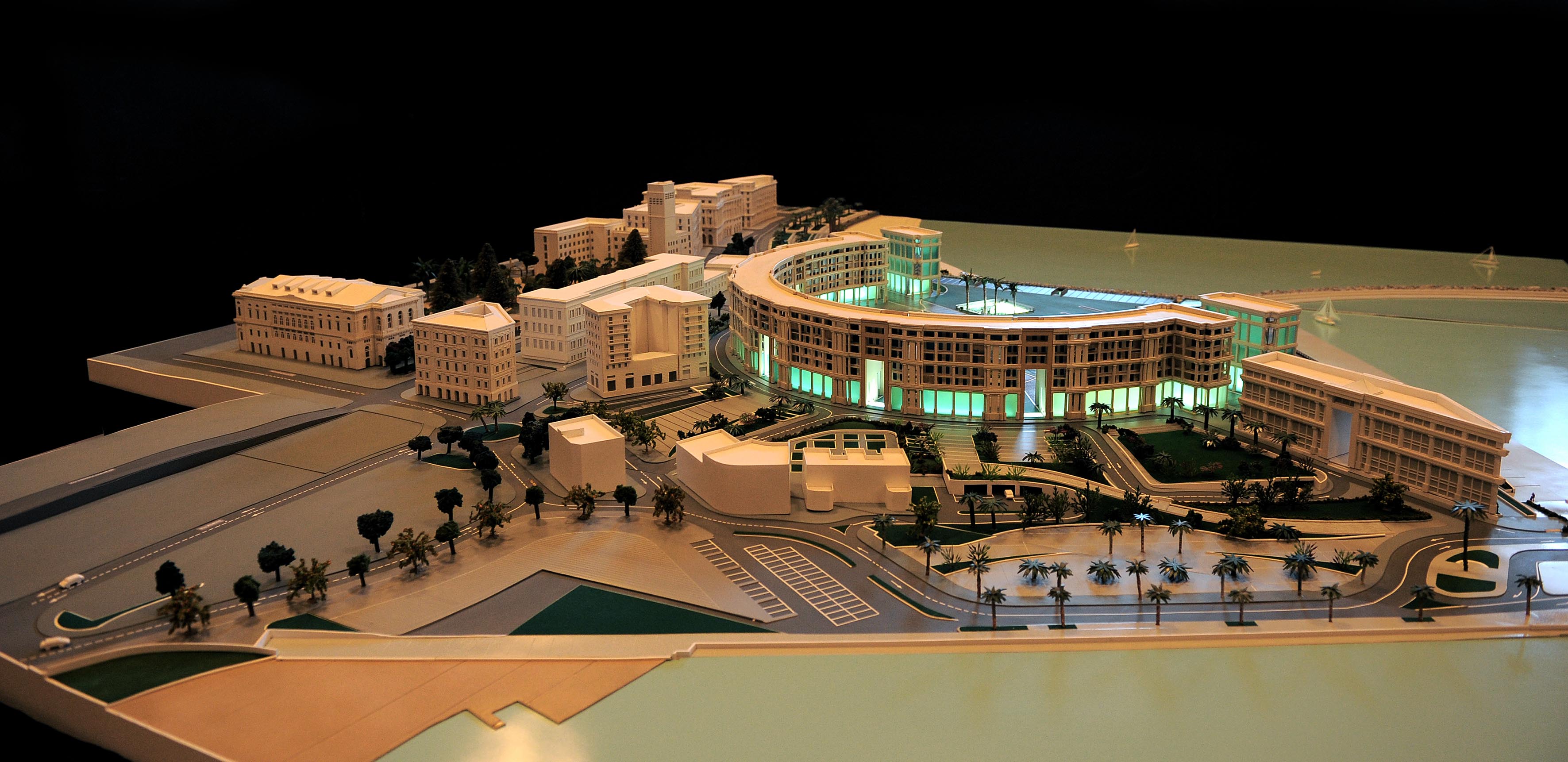 Esposto in Piazza Portanova il nuovo plastico del Crescent e di Piazza della Liberta' 