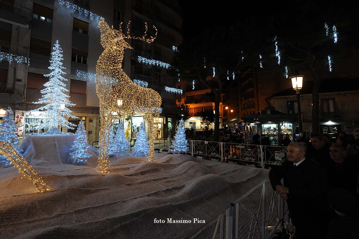 Si accendono le opere natalizie di Luci d'Artista: Albero di Natale, Foresta di Ghiaccio e Slitta