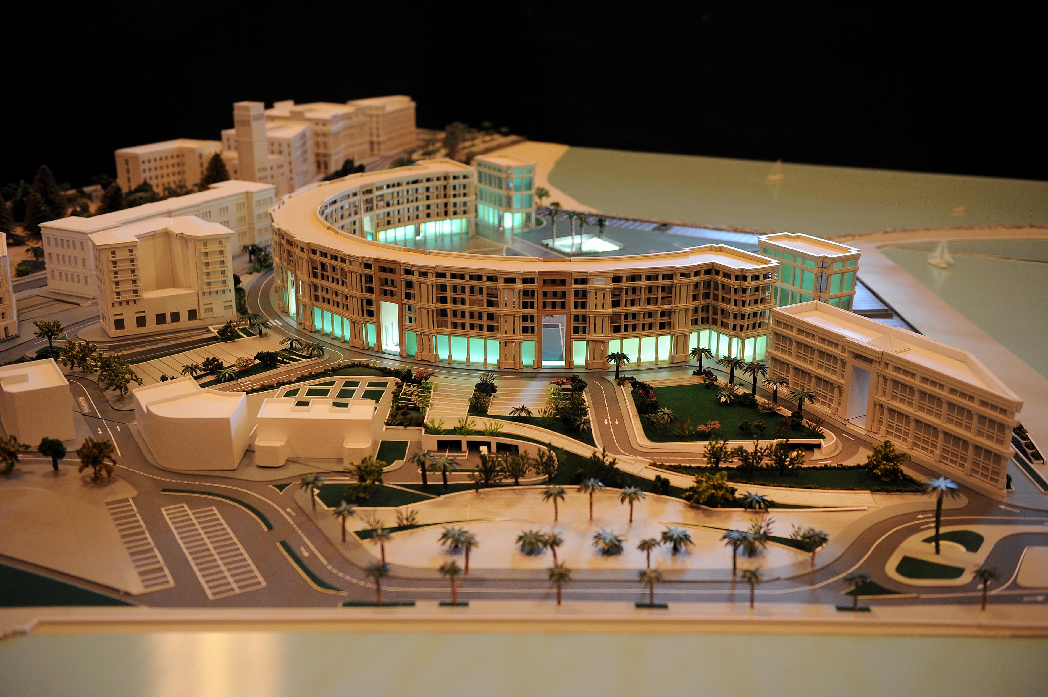 Esposto in Piazza Portanova il nuovo plastico del Crescent e di Piazza della Liberta' 