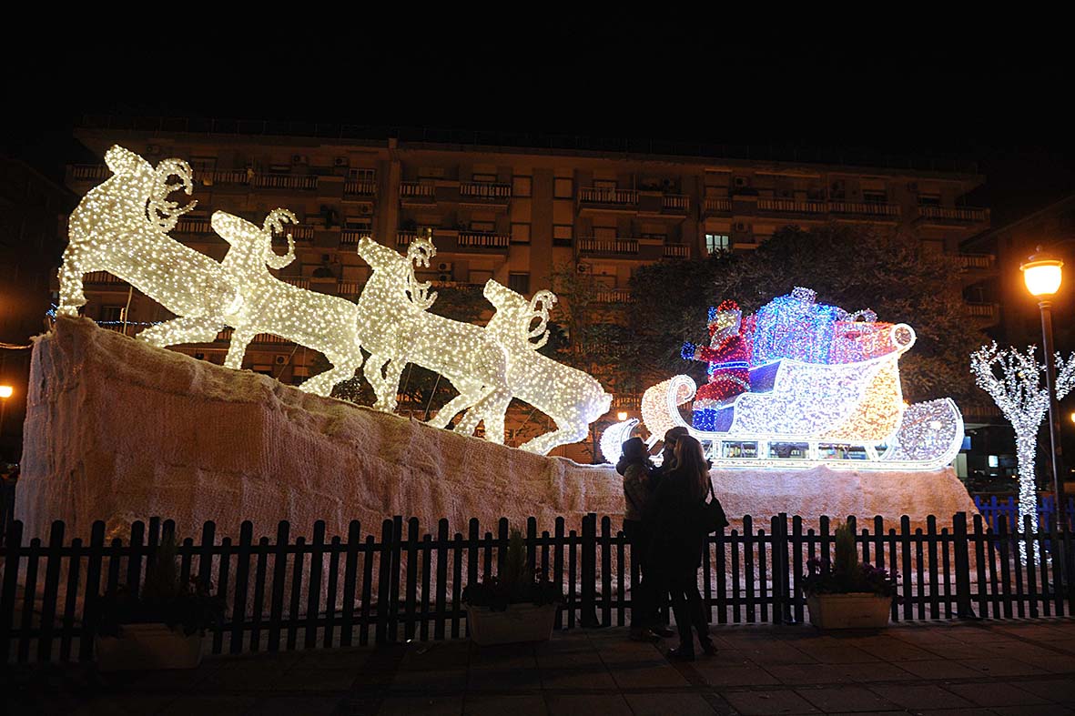 Si illuminano le opere natalizie di Luci d'Artista