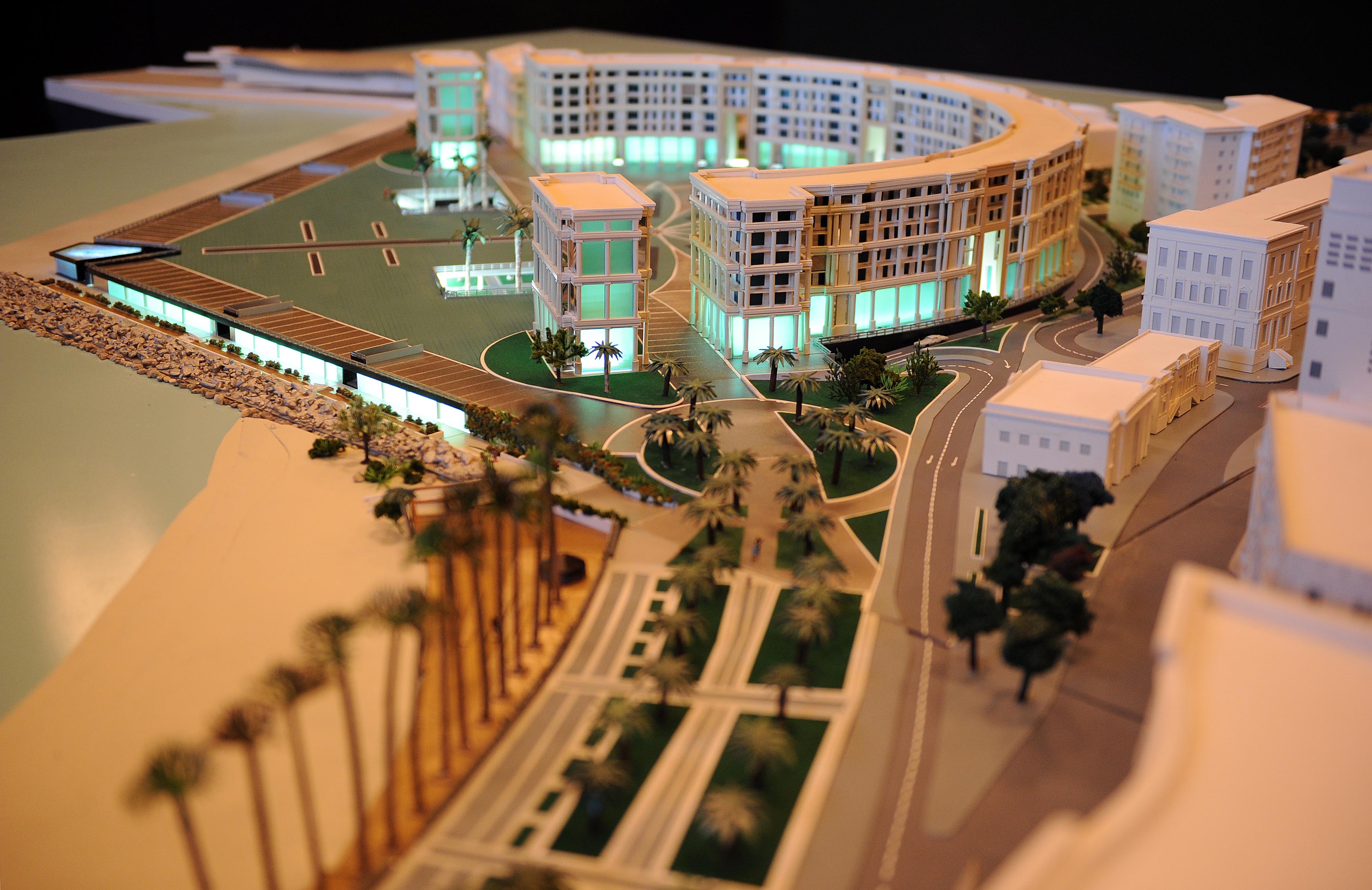 Esposto in Piazza Portanova il nuovo plastico del Crescent e di Piazza della Liberta' 