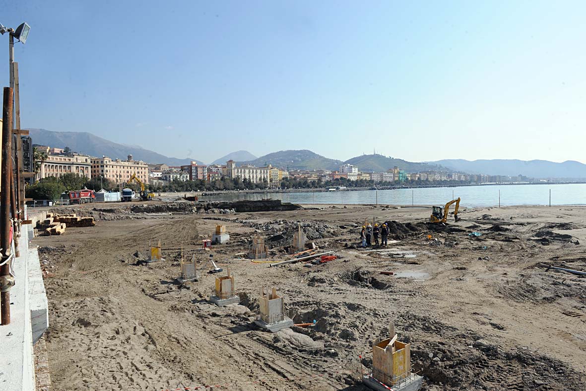 Vincenzo De Luca visita il cantiere di Piazza della Liberta'. Salerno, 15 marzo 2010