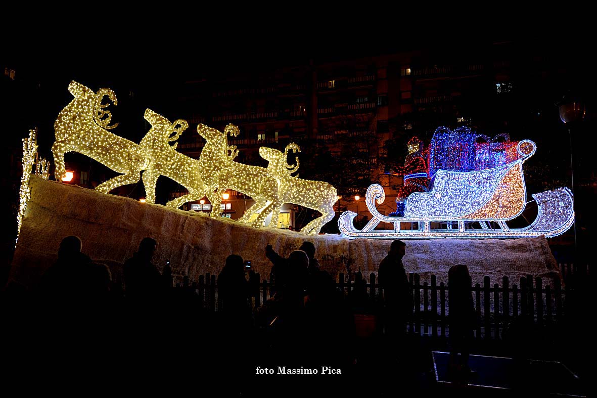 Si accendono le opere natalizie di Luci d'Artista: Albero di Natale, Foresta di Ghiaccio e Slitta