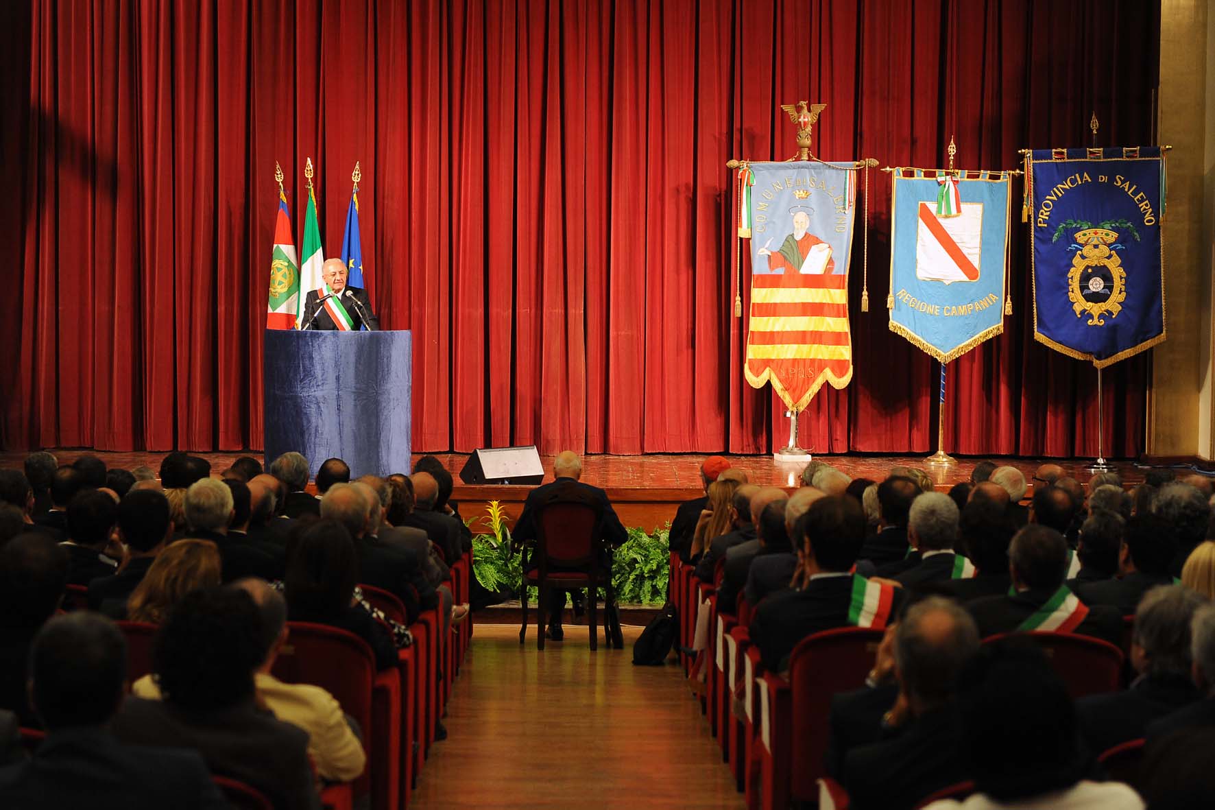 SALERNO saluta il Presidente della Repubblica GIORGIO NAPOLITANO. Teatro Augusteo, martedi' 14 settembre 2010
