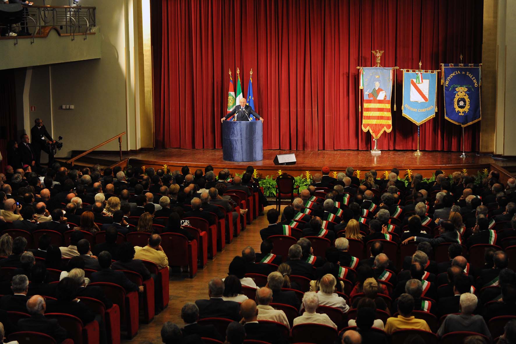 SALERNO saluta il Presidente della Repubblica GIORGIO NAPOLITANO. Teatro Augusteo, martedi' 14 settembre 2010