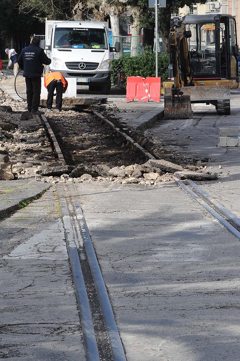Al via i lavori per la rimozione dei binari in Piazza della Concordia, Salerno 31 gennaio 2011
