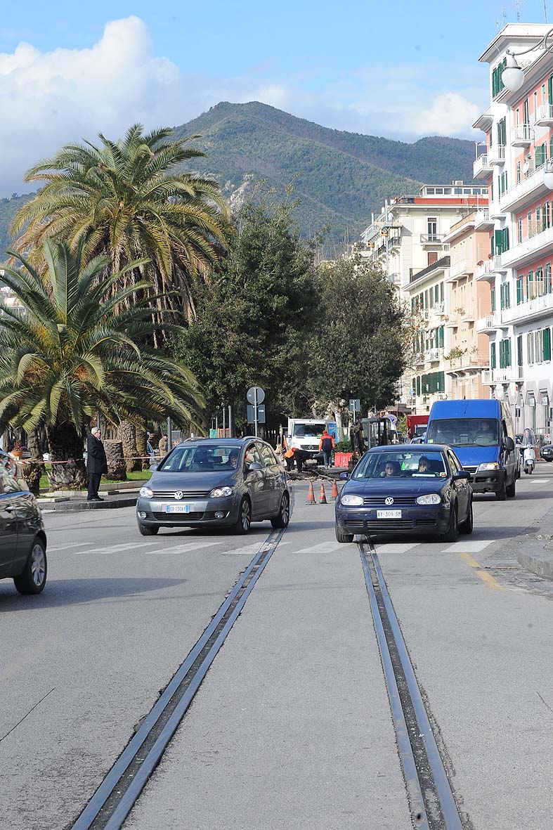 Al via i lavori per la rimozione dei binari in Piazza della Concordia, Salerno 31 gennaio 2011