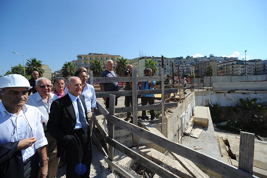 Visita al cantiere Lungoirno con il Sindaco De Luca. Sospingimento Monolite massicciata ferroviaria. Salerno, 29 luglio 2010