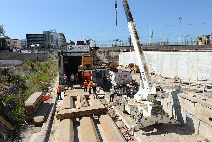 Visita al cantiere Lungoirno con il Sindaco De Luca. Sospingimento Monolite massicciata ferroviaria. Salerno, 29 luglio 2010
