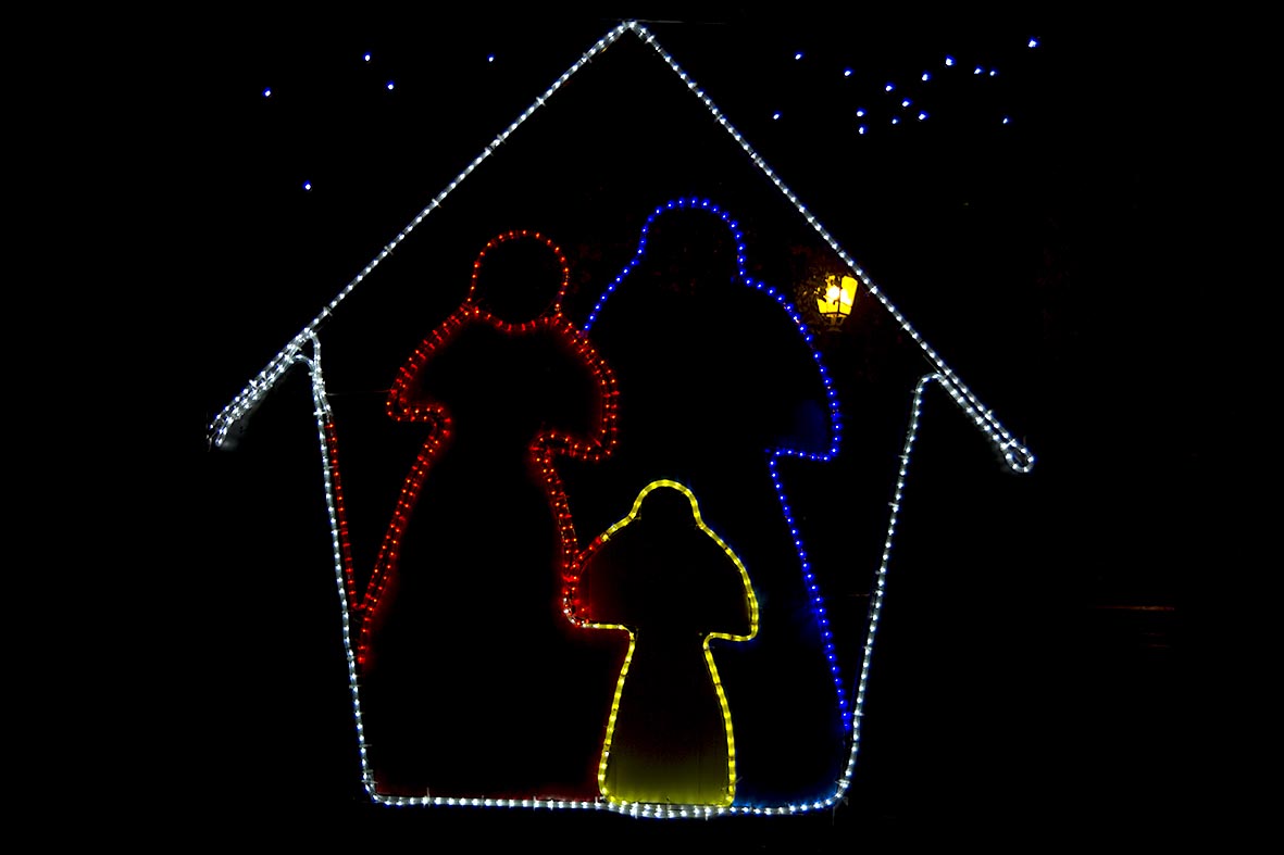 Si illuminano le opere natalizie di Luci d'Artista