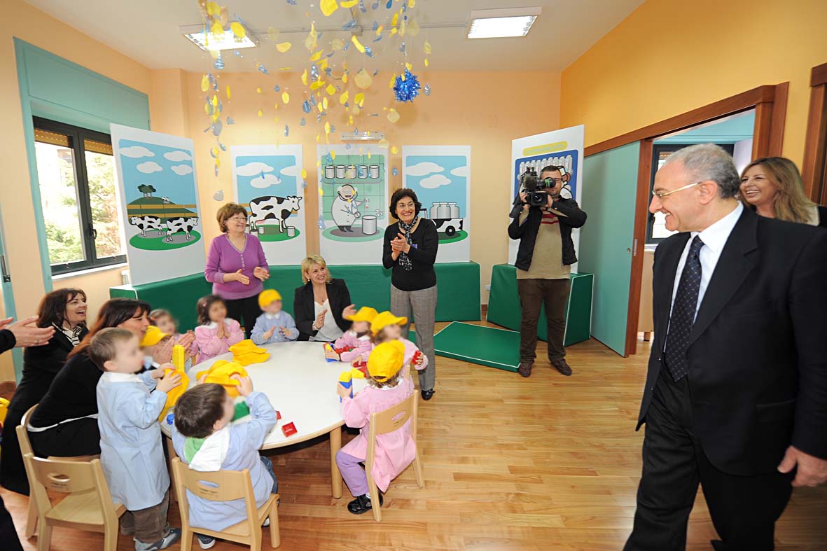 Vincenzo De luca inaugura il nuovo asilo nido di via Fusandola. Salerno 24 marzo 2010
