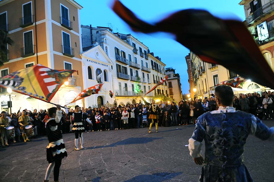Al via ledizione 2011 de Il Crocifisso ritrovato nel segno del Medioevo con il Sindaco De Luca. Salerno, 29 aprile 2011