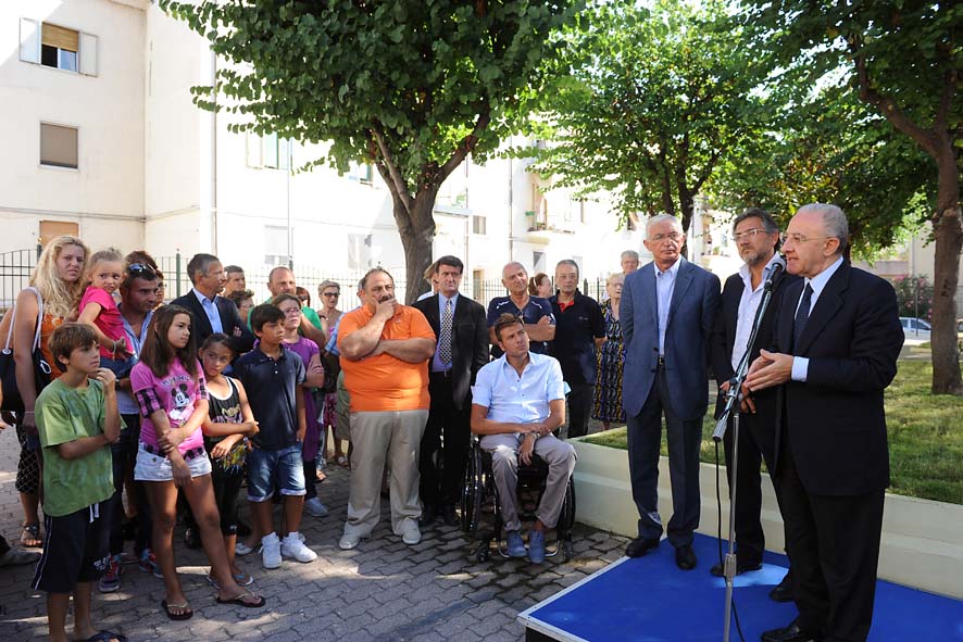 Il Sindaco De Luca inaugura i giardini in piazza De Crescenzo. Salerno, 7 settembre 2011 