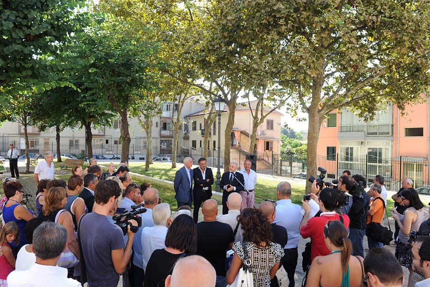 Il Sindaco De Luca inaugura i giardini in piazza De Crescenzo. Salerno, 7 settembre 2011 