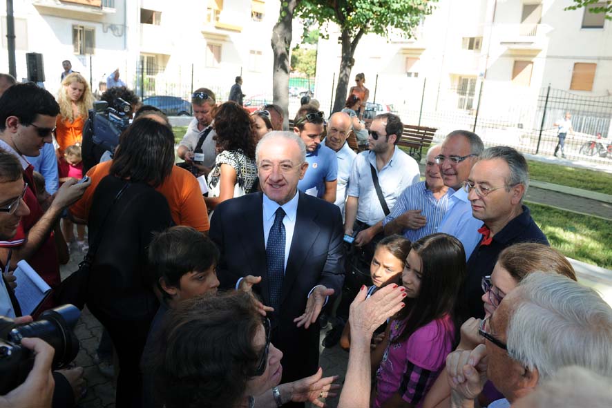 Il Sindaco De Luca inaugura i giardini in piazza De Crescenzo. Salerno, 7 settembre 2011 