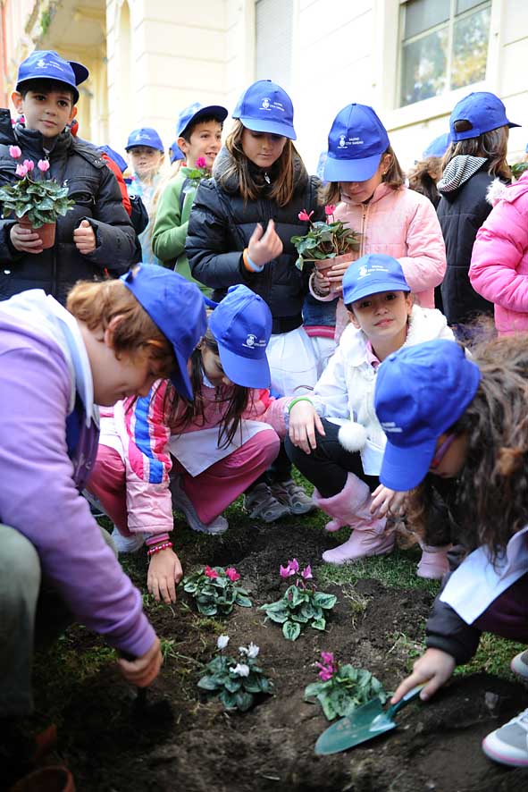 Con il 72% Salerno  il primo capoluogo dItalia per la raccolta differenziata. Il Sindaco festeggia con gli alunni delle scuole cittadine l'importante traguardo raggiunto. 16 ottobre 2009