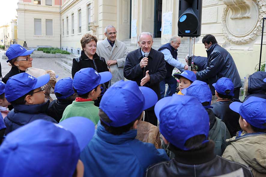 Con il 72% Salerno  il primo capoluogo dItalia per la raccolta differenziata. Il Sindaco festeggia con gli alunni delle scuole cittadine l'importante traguardo raggiunto. 16 ottobre 2009