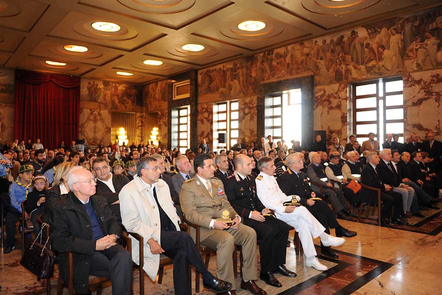 Con il 72% Salerno e' il primo capoluogo dItalia per la raccolta differenziata. Il Sindaco festeggia con la citta' l'importante traguardo raggiunto. Palazzo di Citta'16 ottobre 2009