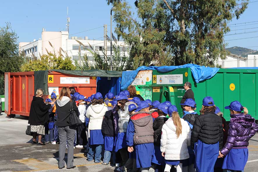 Con il 72% Salerno  il primo capoluogo dItalia per la raccolta differenziata. Il Sindaco festeggia l'importante traguardo raggiunto con gli alunni delle scuole cittadine all'Isola ecologica Arechi. 16 ottobre 2009