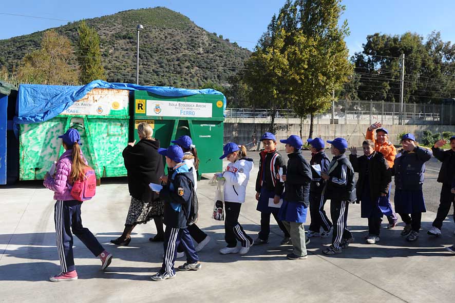 Con il 72% Salerno  il primo capoluogo dItalia per la raccolta differenziata. Il Sindaco festeggia l'importante traguardo raggiunto con gli alunni delle scuole cittadine all'Isola ecologica Arechi. 16 ottobre 2009