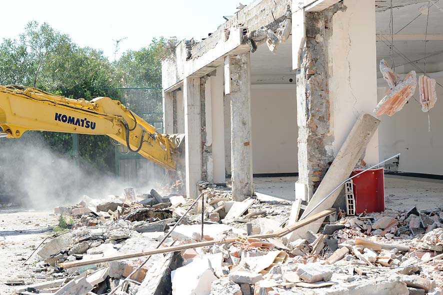 Demolizione Ex Jolly Hotel con il Sindaco Vincenzo De Luca. Salerno, 11 Maggio 2011