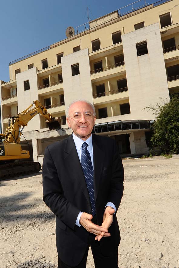 Demolizione Ex Jolly Hotel con il Sindaco Vincenzo De Luca. Salerno, 11 Maggio 2011