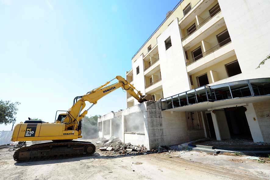 Demolizione Ex Jolly Hotel con il Sindaco Vincenzo De Luca. Salerno, 11 Maggio 2011
