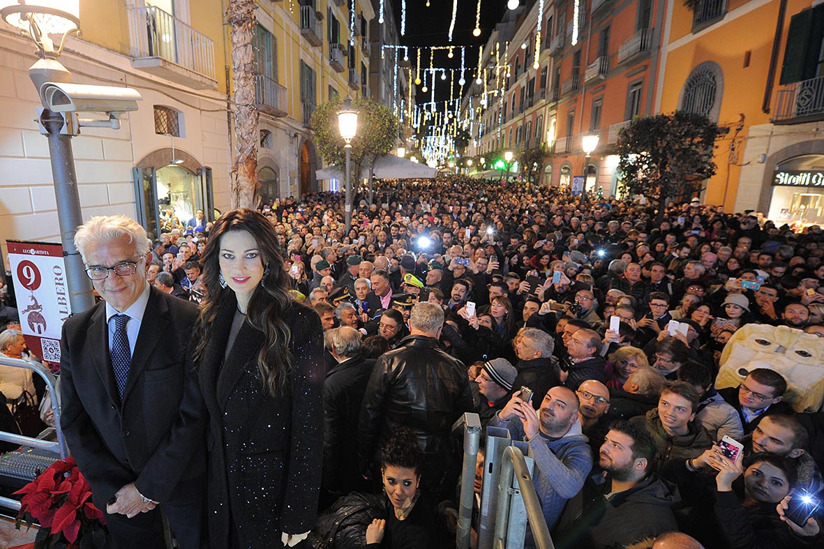 Si illuminano le opere natalizie di Luci d'Artista