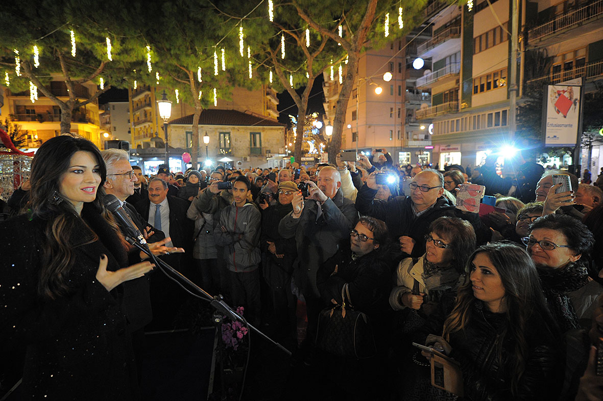 Si illuminano le opere natalizie di Luci d'Artista