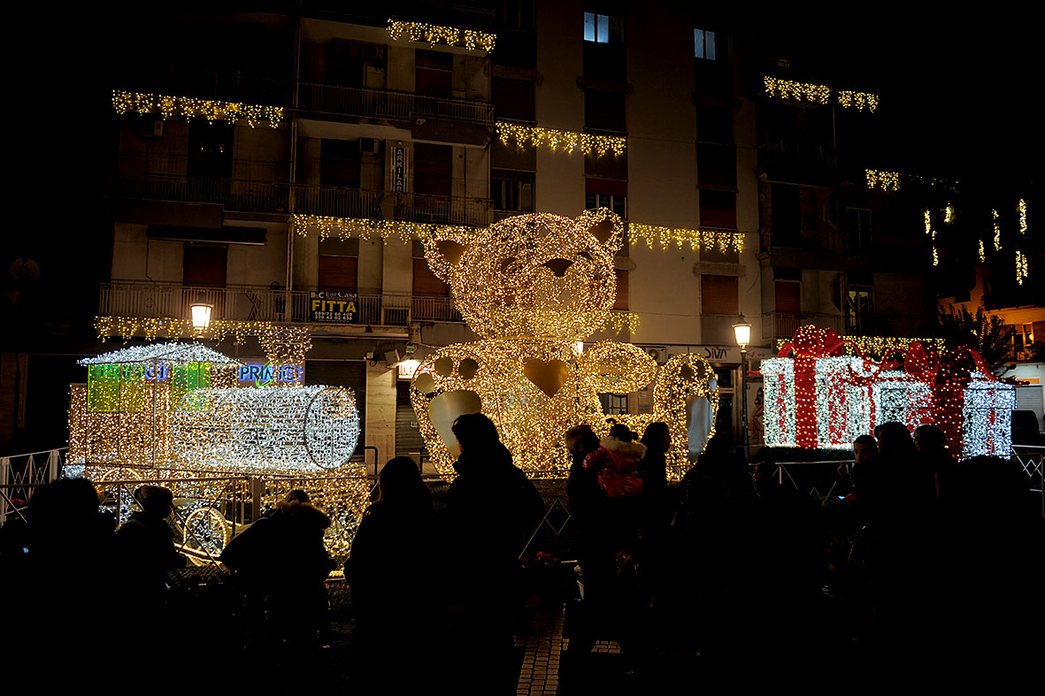 Si illuminano le opere natalizie di Luci d'Artista