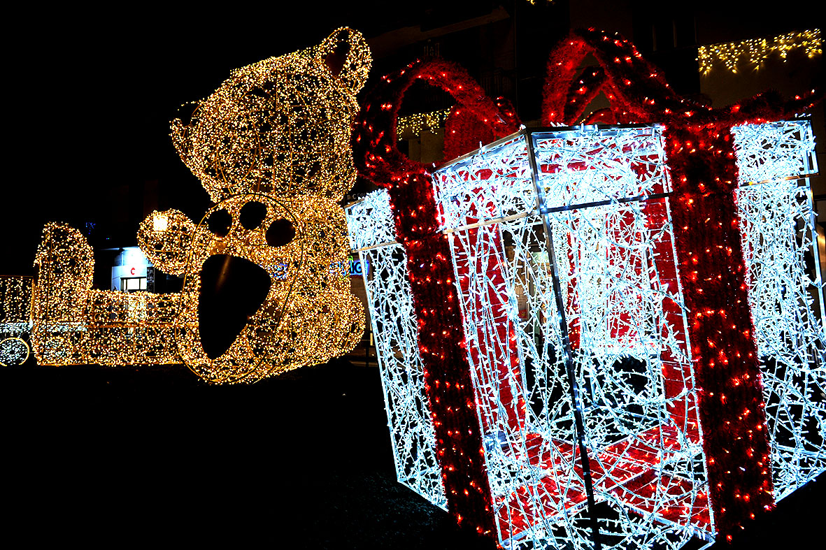 Si illuminano le opere natalizie di Luci d'Artista