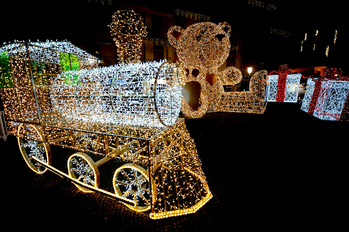Si illuminano le opere natalizie di Luci d'Artista