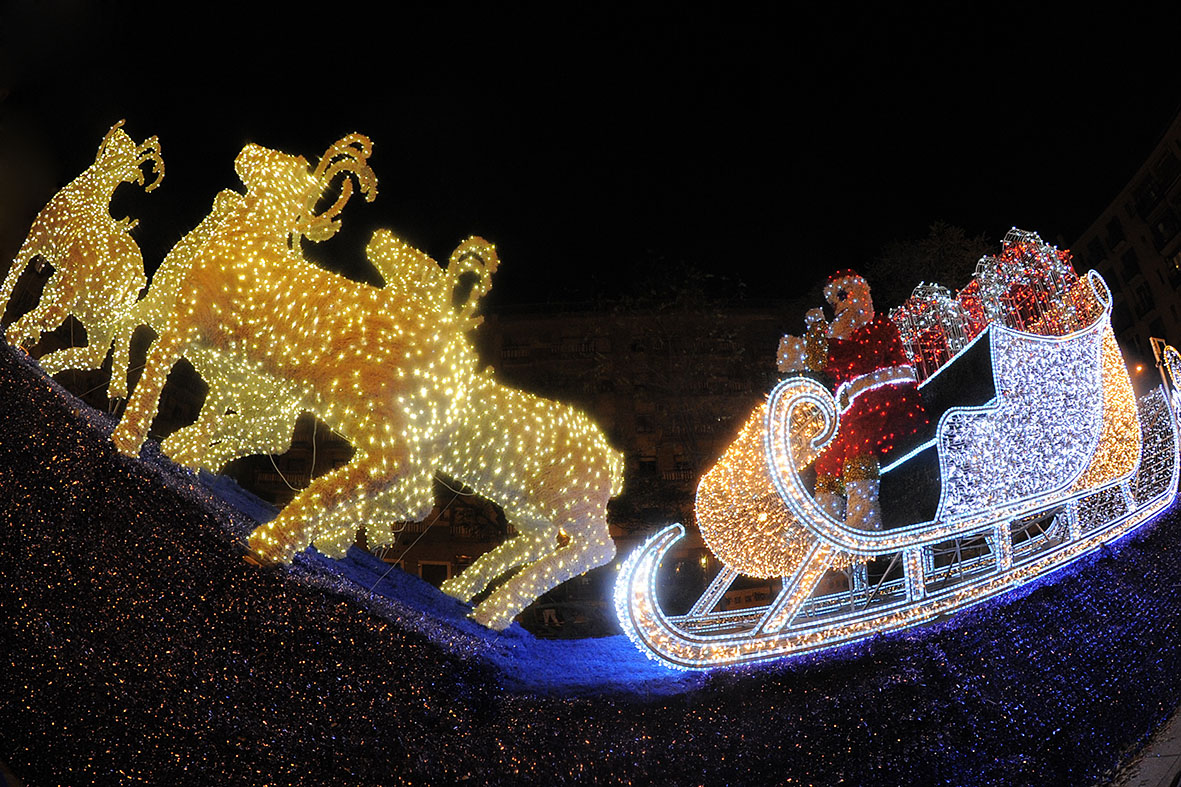 Si illuminano le opere natalizie di Luci d'Artista